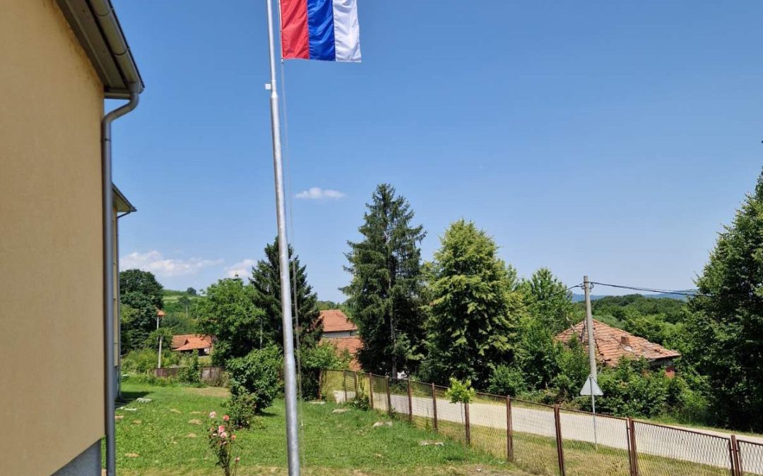 Застава у школском дворишту поносно се вијори